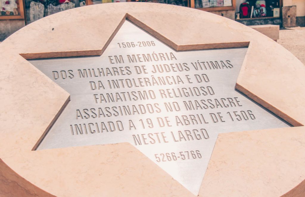 An image of the memorial that stands in Lisbon to the events outlined in the book. 